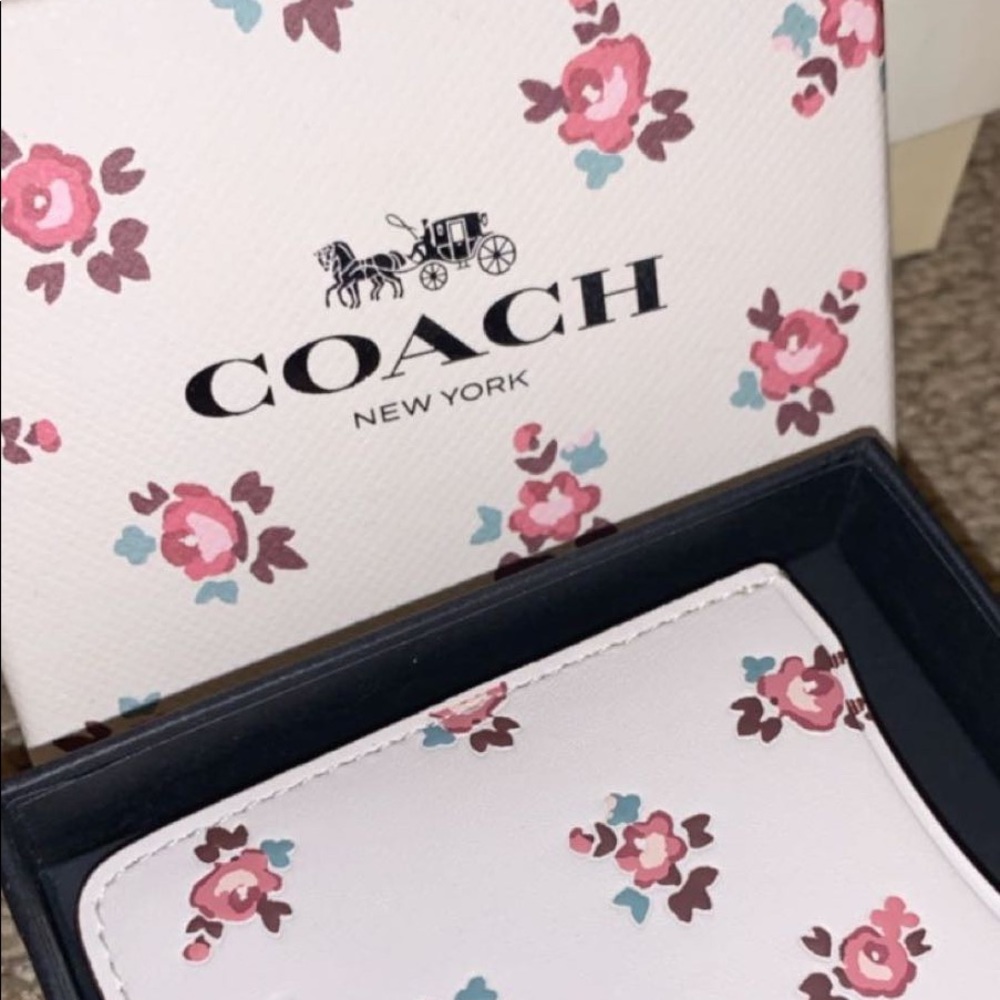 Coach Floral Wallet!🌸